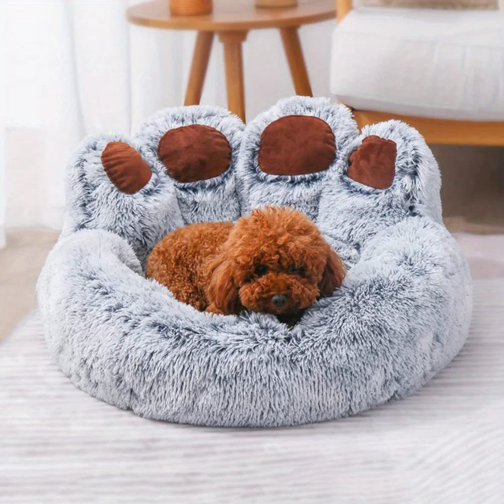Hundebett in der Größe XXL (90cm Durchmesser) in der Farbe Grau mit Braunen aufstehenden Pfoten. Innen liegend ein brauner Hund der sich wohl fühlt.