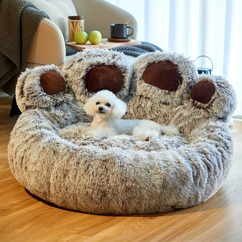 Hundebett in der Größe XXL (90cm Durchmesser) in der Farbe Grau mit Braunen aufstehenden Pfoten. Innen liegend ein weißer Hund.