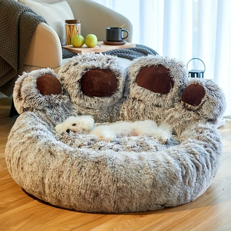 Hundebett in der Größe XXL (90cm Durchmesser) in der Farbe Grau mit Braunen aufstehenden Pfoten. Innen liegend ein weißer Hund und am schlafen mit gestreckten Körper.