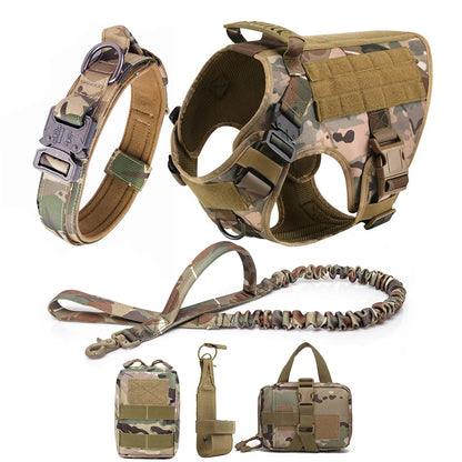 Es werden ein Halsband, Sicherheitsgeschirr, Leine sowie 3 anbringbare Taschen für das Geschirr in der Farbe Camouflage dargestellt.