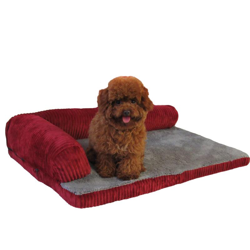 Hundecouch in der Farbe rot mit kleinen Hund darauf sitzend.